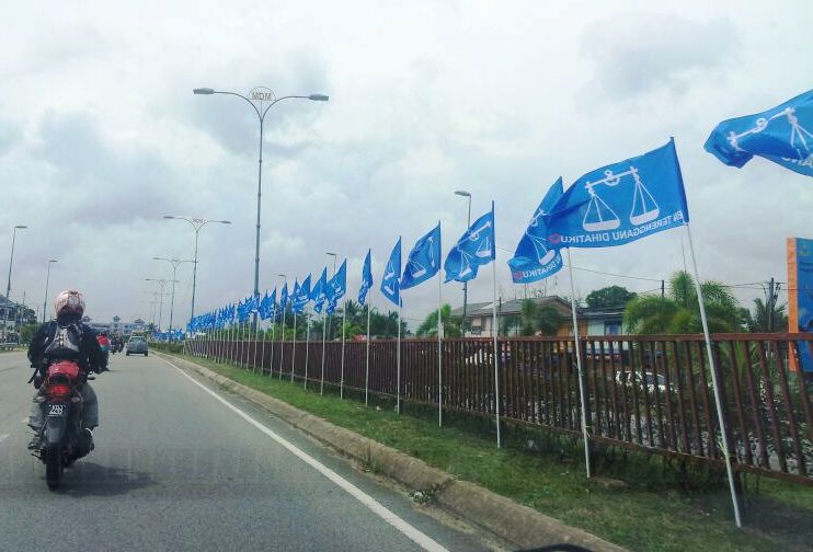 bendera di tengah pembahagi jalan http://www.buletinonline.net/images/stories/aberita15/bendera%20di%20tengah%20pembahagi%20jalan.jpg